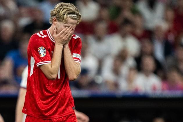 240625 Morten Hjulmand of Denmark looks dejected during the UEFA EURO, EM, Europameisterschaft,Fussball 2024 Football Championship match between Denmark and Serbia on June 25, 2024 in Munich. Photo: Mathias Bergeld BILDBYRAN kod MB MB0940 fotboll football soccer fotball fotbolls-em europamästerskap em uefa euro uefa european football championship euro 2024 danmark denmark serbien serbia bbeng depp Copyright: MATHIASxBERGELD BB240625MB079