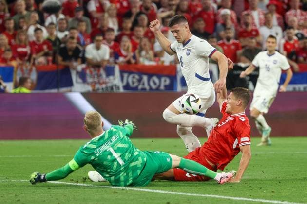 im Zweikampf, Aktion, mit Kasper Schmeichel 1 (Daenemark), Luka Jovic 8 (Serbien), Jannik Vestergaard 3 (Daenemark), Daenemark vs. Serbien, Fussball, UEFA EURO, EM, Europameisterschaft,Fussball 2024, Gruppenphase, 3. Spieltag, 25.06.2024 Muenchen Bayern Deutschland