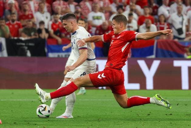 im Zweikampf, Aktion, mit Luka Jovic 8 (Serbien), Jannik Vestergaard 3 (Daenemark), Daenemark vs. Serbien, Fussball, UEFA EURO, EM, Europameisterschaft,Fussball 2024, Gruppenphase, 3. Spieltag, 25.06.2024 Muenchen Bayern Deutschland