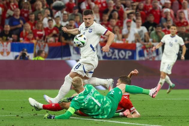 Sport Bilder des Tages im Zweikampf, Aktion, mit Kasper Schmeichel 1 (Daenemark), Luka Jovic 8 (Serbien), Jannik Vestergaard 3 (Daenemark), Daenemark vs. Serbien, Fussball, UEFA EURO, EM, Europameisterschaft,Fussball 2024, Gruppenphase, 3. Spieltag, 25.06.2024 Muenchen Bayern Deutschland