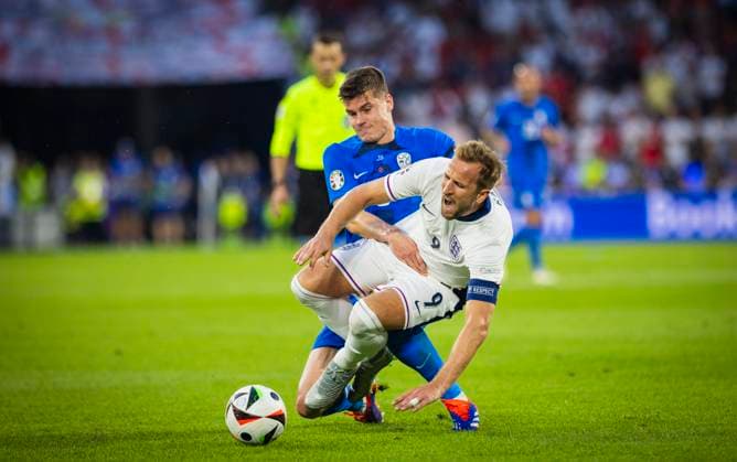 Cologne, Germany. 25th Jun 2024. Harry Kane (ENG) Jaka Bijol (Slovenia) Slovenia - England Slowenien - England 25.06.2024