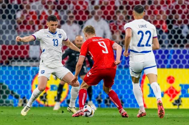 GER, UEFA Euro 2024 Group C, Denmark (DNK) vs Serbia (SRB) 25.06.2024, Allianz Arena, Muenchen, GER, UEFA Euro 2024 Group C, Denmark (DNK) vs Serbia (SRB) , im Bild Miloä Veljkovi (Serbien 13) Höjlund Rasmus (Denmark 9) Saäa Luki (Serbien 22)
