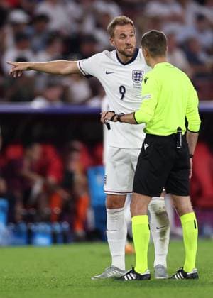 Cologne, Germany, 25th June 2024. Harry Kane of England talks to the referee during the UEFA European Championships match at Cologne Stadium, Cologne. Picture credit should read: David Klein Sportimage EDITORIAL USE ONLY. No use with unauthorised audio, video, data, fixture lists, club league logos or live services. Online in-match use limited to 120 images, no video emulation. No use in betting, games or single club league player publications. SPI-3205-0093