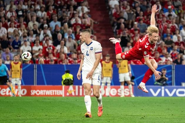 240625 Nikola Milenkovic of Serbia and Kasper Dolberg of Denmark during the UEFA EURO, EM, Europameisterschaft,Fussball 2024 Football Championship match between Denmark and Serbia on June 25, 2024 in Munich. Photo: Mathias Bergeld BILDBYRAN kod MB MB0940 fotboll football soccer fotball fotbolls-em europamästerskap em uefa euro uefa european football championship euro 2024 danmark denmark serbien serbia bbeng Copyright: MATHIASxBERGELD BB240625MB085