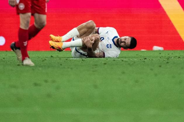 240625 Aleksandar Mitrovic of Serbia in pain during the UEFA EURO, EM, Europameisterschaft,Fussball 2024 Football Championship match between Denmark and Serbia on June 25, 2024 in Munich. Photo: Mathias Bergeld BILDBYRAN kod MB MB0940 fotboll football soccer fotball fotbolls-em europamästerskap em uefa euro uefa european football championship euro 2024 danmark denmark serbien serbia bbeng skada Copyright: MATHIASxBERGELD BB240625MB090