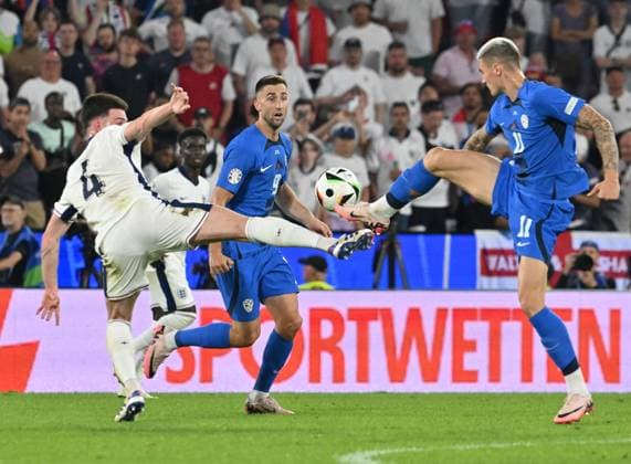 25.06.2024, xsltx, Fussball EM 2024, England - Slowenien emspor, v.l. Declan Rice (England), Andraz Sporar (Slowenien), Benjamin Sesko (Slowenien) (DFL DFB REGULATIONS PROHIBIT ANY USE OF PHOTOGRAPHS as IMAGE SEQUENCES and or QUASI-VIDEO) Köln