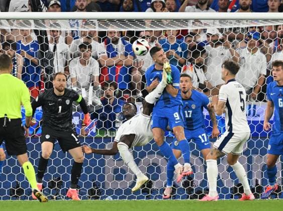 25.06.2024, xsltx, Fussball EM 2024, England - Slowenien emspor, v.l. Jan Oblak (Slowenien), Bukayo Saka (England), Andraz Sporar (Slowenien), fallrückzieher (DFL DFB REGULATIONS PROHIBIT ANY USE OF PHOTOGRAPHS as IMAGE SEQUENCES and or QUASI-VIDEO) Köln