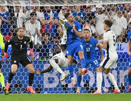 Sport Bilder des Tages 25.06.2024, xsltx, Fussball EM 2024, England - Slowenien emspor, v.l. Jan Oblak (Slowenien), Bukayo Saka (England), Andraz Sporar (Slowenien), fallrückzieher (DFL DFB REGULATIONS PROHIBIT ANY USE OF PHOTOGRAPHS as IMAGE SEQUENCES and or QUASI-VIDEO) Köln