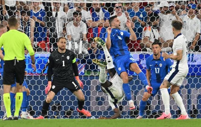 25.06.2024, xsltx, Fussball EM 2024, England - Slowenien emspor, v.l. Jan Oblak (Slowenien), Bukayo Saka (England), Andraz Sporar (Slowenien), fallrückzieher (DFL DFB REGULATIONS PROHIBIT ANY USE OF PHOTOGRAPHS as IMAGE SEQUENCES and or QUASI-VIDEO) Köln