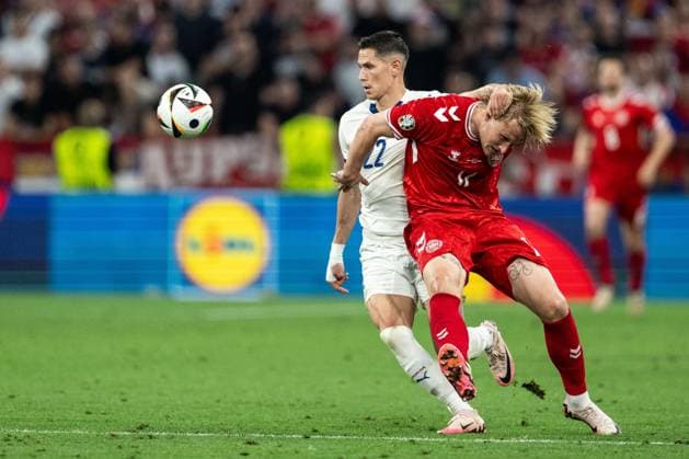 240625 Sasa Lukic of Serbia and Kasper Dolberg of Denmark during the UEFA EURO, EM, Europameisterschaft,Fussball 2024 Football Championship match between Denmark and Serbia on June 25, 2024 in Munich. Photo: Mathias Bergeld BILDBYRAN kod MB MB0940 fotboll football soccer fotball fotbolls-em europamästerskap em uefa euro uefa european football championship euro 2024 danmark denmark serbien serbia bbeng Copyright: MATHIASxBERGELD BB240625MB091