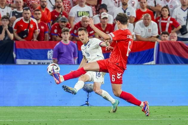 im Zweikampf, Aktion, mit Srdjan Mijailovic 16 (Serbien), Andreas Christensen 6 (Daenemark), Daenemark vs. Serbien, Fussball, UEFA EURO, EM, Europameisterschaft,Fussball 2024, Gruppenphase, 3. Spieltag, 25.06.2024 Muenchen Bayern Deutschland