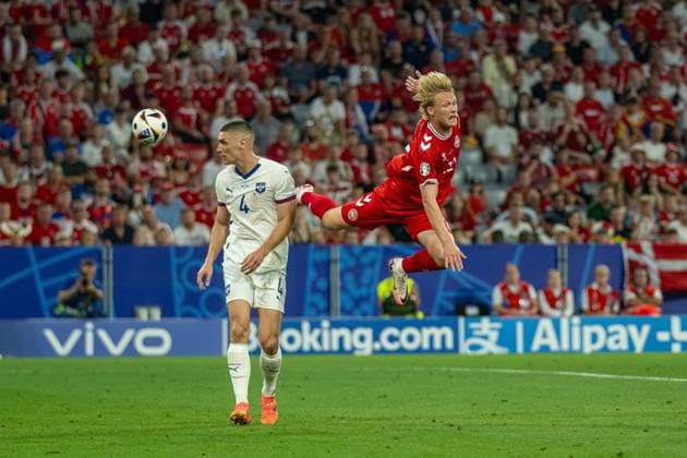 Sport Bilder des Tages Nikola Milenkovic (Serbien, 04), Kasper Dolberg (Daenemark 12), GER, Daenemark (DEN) vs. Serbien (SRB), Fussball Europameisterschaft, UEFA EURO, EM, Europameisterschaft,Fussball 2024, Gruppe E, 3. Spieltag, 25.06.2024, GER, Daenemark (DEN) vs. Serbien (SRB), Fussball Europameisterschaft, UEFA EURO 2024, Gruppe E, 3. Spieltag, 25.06.2024 Muenchen Copyright: xEibner-Pressefoto SaschaxWaltherx EP_SWA