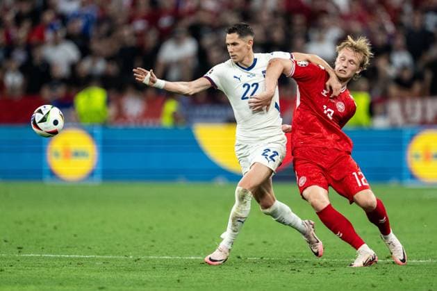 240625 Sasa Lukic of Serbia and Kasper Dolberg of Denmark during the UEFA EURO, EM, Europameisterschaft,Fussball 2024 Football Championship match between Denmark and Serbia on June 25, 2024 in Munich. Photo: Mathias Bergeld BILDBYRAN kod MB MB0940 fotboll football soccer fotball fotbolls-em europamästerskap em uefa euro uefa european football championship euro 2024 danmark denmark serbien serbia bbeng Copyright: MATHIASxBERGELD BB240625MB092