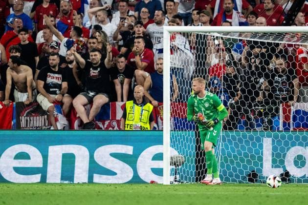 240625 Goalkeeper Kasper Schmeichel of Denmark picking up plastic cups during the UEFA EURO, EM, Europameisterschaft,Fussball 2024 Football Championship match between Denmark and Serbia on June 25, 2024 in Munich. Photo: Mathias Bergeld BILDBYRAN kod MB MB0940 fotboll football soccer fotball fotbolls-em europamästerskap em uefa euro uefa european football championship euro 2024 danmark denmark serbien serbia bbeng Copyright: MATHIASxBERGELD BB240625MB093