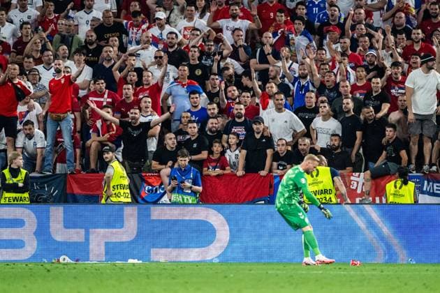 240625 Fans of Serbia reacts to goalkeeper Kasper Schmeichel of Denmark picking up plastic cups during the UEFA EURO, EM, Europameisterschaft,Fussball 2024 Football Championship match between Denmark and Serbia on June 25, 2024 in Munich. Photo: Mathias Bergeld BILDBYRAN kod MB MB0940 fotboll football soccer fotball fotbolls-em europamästerskap em uefa euro uefa european football championship euro 2024 danmark denmark serbien serbia bbeng Copyright: MATHIASxBERGELD BB240625MB094