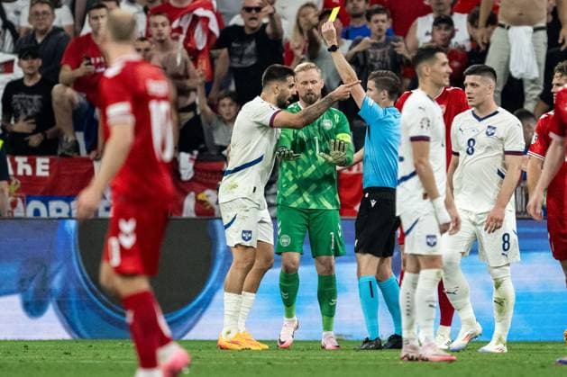 240625 Aleksandar Mitrovic of Serbia reacts towards referee Francois Letexier and goalkeeper Kasper Schmeichel of Denmark during the UEFA EURO, EM, Europameisterschaft,Fussball 2024 Football Championship match between Denmark and Serbia on June 25, 2024 in Munich. Photo: Mathias Bergeld BILDBYRAN kod MB MB0940 fotboll football soccer fotball fotbolls-em europamästerskap em uefa euro uefa european football championship euro 2024 danmark denmark serbien serbia bbeng Copyright: MATHIASxBERGELD BB240625MB095
