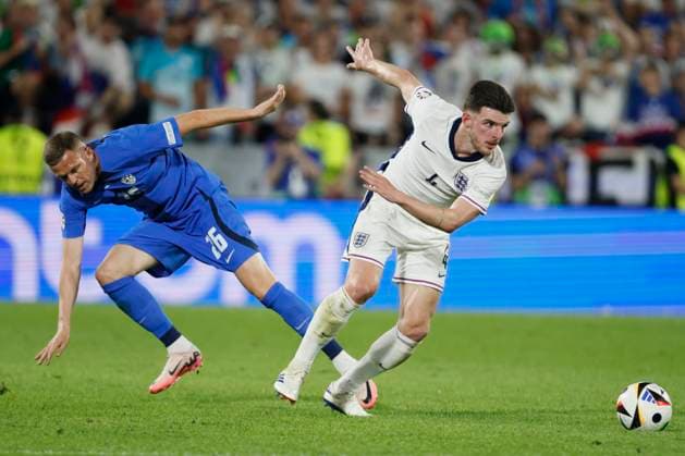 England v Slovenia: Group C - UEFA EURO, EM, Europameisterschaft,Fussball 2024 Josip Ilicic of Slovenia and Declan Rice of England challenge during the UEFA EURO 2024 group stage match between England and Slovenia at Cologne Stadium on June 25, 2024 in Cologne, Germany. Cologne Cologne Stadium Germany Germany Copyright: xRichardxSellers Sportsphoto APLx 14042735