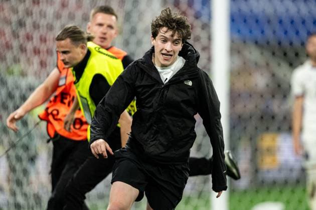 240625 A pitch invader is chased by stewards during the UEFA EURO, EM, Europameisterschaft,Fussball 2024 Football Championship match between Denmark and Serbia on June 25, 2024 in Munich. Photo: Mathias Bergeld BILDBYRAN kod MB MB0940 fotboll football soccer fotball fotbolls-em europamästerskap em uefa euro uefa european football championship euro 2024 danmark denmark serbien serbia bbeng publik Copyright: MATHIASxBERGELD BB240625MB096