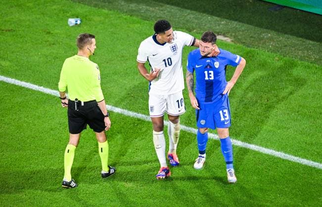 Schiedsrichter Clement Turpin, Jude Bellingham (England) und Erik Janza (Slovenia) reden miteinander, UEFA EURO, EM, Europameisterschaft,Fussball 2024 - Group C, England vs Slovenia, Stadion Koeln am 25. June 2024 in Koeln, Deutschland. (Foto von Silas Schueller DeFodi Images) Schiedsrichter Clement Turpin, Jude Bellingham (England) und Erik Janza (Slovenia) talk, UEFA EURO 2024 - Group C, England vs Slovenia, Cologne Stadium on June 25, 2024 in Cologne, Germany. (Photo by Silas Schueller DeFodi Images) Defodi-738_738_ENGSVN_20240625_233