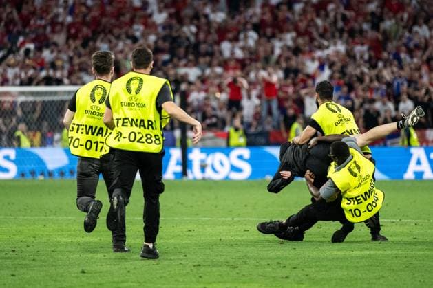 240625 A pitch invader is chased by stewards during the UEFA EURO, EM, Europameisterschaft,Fussball 2024 Football Championship match between Denmark and Serbia on June 25, 2024 in Munich. Photo: Mathias Bergeld BILDBYRAN kod MB MB0940 fotboll football soccer fotball fotbolls-em europamästerskap em uefa euro uefa european football championship euro 2024 danmark denmark serbien serbia bbeng publik Copyright: MATHIASxBERGELD BB240625MB098
