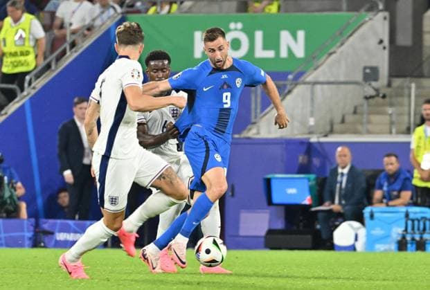 25.06.2024, xsltx, Fussball EM 2024, England - Slowenien emspor, v.l. John Stones (England), Marc Guehi (England), Andraz Sporar (Slowenien) (DFL DFB REGULATIONS PROHIBIT ANY USE OF PHOTOGRAPHS as IMAGE SEQUENCES and or QUASI-VIDEO) Köln