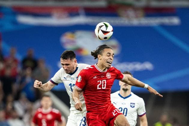 240625 Milos Veljkovic of Serbia and Yussuf Poulsen of Denmark during the UEFA EURO, EM, Europameisterschaft,Fussball 2024 Football Championship match between Denmark and Serbia on June 25, 2024 in Munich. Photo: Mathias Bergeld BILDBYRAN kod MB MB0940 fotboll football soccer fotball fotbolls-em europamästerskap em uefa euro uefa european football championship euro 2024 danmark denmark serbien serbia bbeng Copyright: MATHIASxBERGELD BB240625MB100