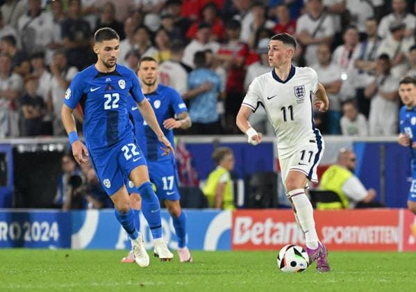 25.06.2024, xsltx, Fussball EM 2024, England - Slowenien emspor, v.l. Adam Gnezda Cerin (Slowenien), Philip Foden (England) (DFL DFB REGULATIONS PROHIBIT ANY USE OF PHOTOGRAPHS as IMAGE SEQUENCES and or QUASI-VIDEO) Köln