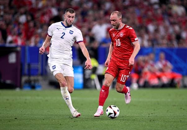 Fussball Euro 2024 Gruppe C 25.06.2024 Daenemark - Serbien Strahinja Pavlovic (li, Serbien) gegen Christian Eriksen (re, Daenemark)