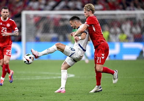 Fussball Euro 2024 Gruppe C 25.06.2024 Daenemark - Serbien Dusan Tadic (li, Serbien) gegen Morten Hjulmand (re, Daenemark)
