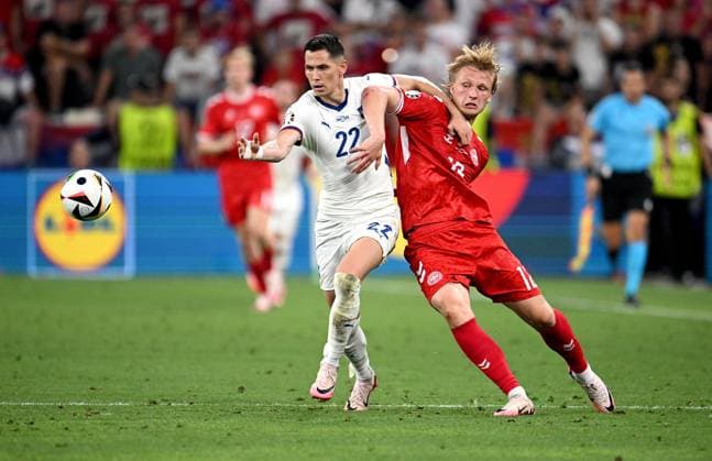 Fussball Euro 2024 Gruppe C 25.06.2024 Daenemark - Serbien Sasa Lukic (li, Serbien) gegen Kasper Dolberg (re, Daenemark)