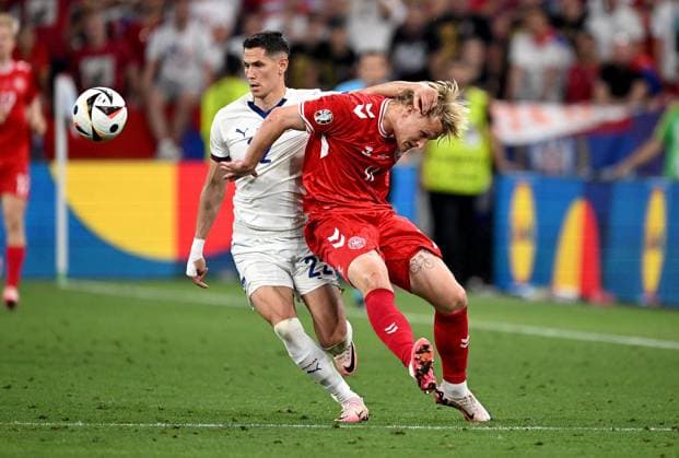 Fussball Euro 2024 Gruppe C 25.06.2024 Daenemark - Serbien Sasa Lukic (li, Serbien) gegen Kasper Dolberg (re, Daenemark)