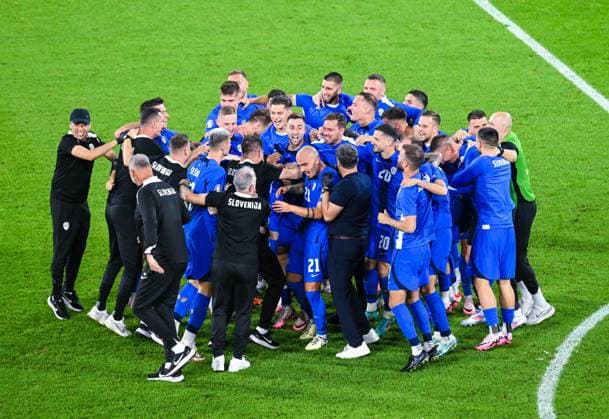 Spieler von Slovenien jubeln nach dem Spiel, UEFA EURO, EM, Europameisterschaft,Fussball 2024 - Group C, England vs Slovenia, Stadion Koeln am 25. June 2024 in Koeln, Deutschland. (Foto von Silas Schueller DeFodi Images) Players of Slovenia celebrate after the match, UEFA EURO 2024 - Group C, England vs Slovenia, Cologne Stadium on June 25, 2024 in Cologne, Germany. (Photo by Silas Schueller DeFodi Images) Defodi-738_738_ENGSVN_20240625_250