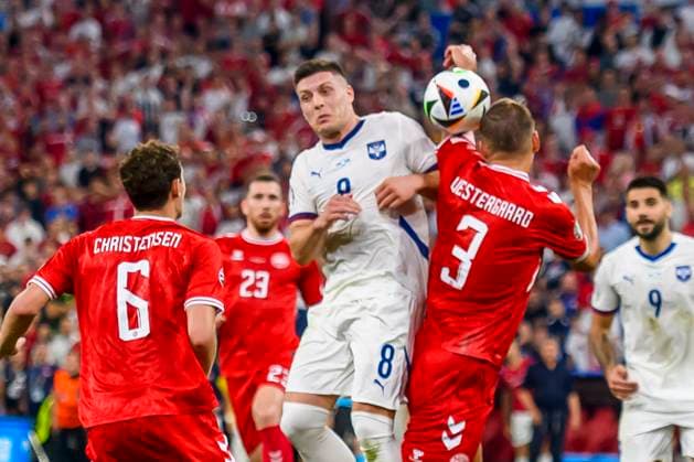 GER, UEFA Euro 2024 Group C, Denmark (DNK) vs Serbia (SRB) 25.06.2024, Allianz Arena, Muenchen, GER, UEFA Euro 2024 Group C, Denmark (DNK) vs Serbia (SRB) , im Bild Christensen Andreas (Denmark 6) Aleksandar Mitroviim Zweikampf gegen Vestergaard Jannik (Denmark 3)
