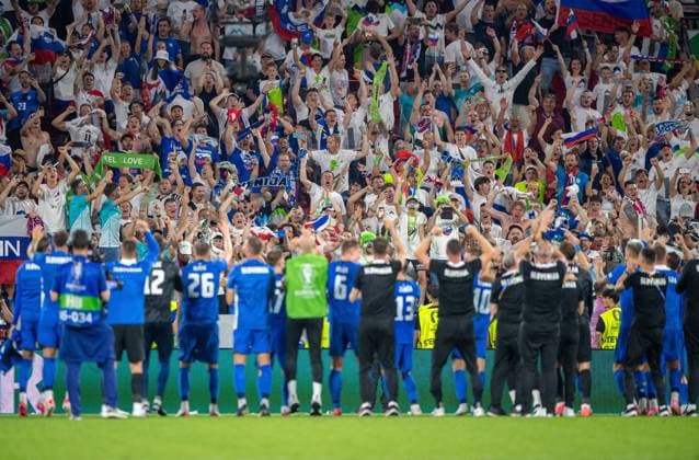 Sport Bilder des Tages Sport Bilder des Tages Fussball, Herren, Saison 2023 24, Euro 2024 Gruppe C (3. Spieltag) in Köln, England - Slowenien, Slowenien bejubelt nach Abpfiff den Einzug ins Achtelfinale, 25.06. 2024, Copyright: xSebastianxRäppold MatthiasxKochx