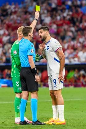 GER, UEFA Euro 2024 Group C, Denmark (DNK) vs Serbia (SRB) 25.06.2024, Allianz Arena, Muenchen, GER, UEFA Euro 2024 Group C, Denmark (DNK) vs Serbia (SRB) , im Bild Fran??ois Letexier (FRA) gibt die gelbe karte an Aleksandar Mitrovi
