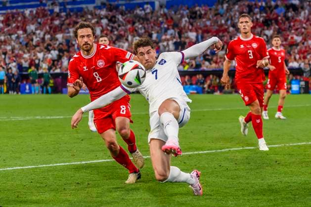 GER, UEFA Euro 2024 Group C, Denmark (DNK) vs Serbia (SRB) 25.06.2024, Allianz Arena, Muenchen, GER, UEFA Euro 2024 Group C, Denmark (DNK) vs Serbia (SRB) , im Bild Delaney Thomas (Denmark 8) im Zweikampf gegen Duäan Vlahovi (Serbien 7)