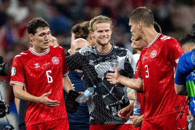 240625 Andreas Kristiansen, Morten Hjulmand and Jannik Vestergaard of Denmark celebrate after the UEFA EURO, EM, Europameisterschaft,Fussball 2024 Football Championship match between Denmark and Serbia on June 25, 2024 in Munich. Photo: Mathias Bergeld BILDBYRAN kod MB MB0940 fotboll football soccer fotball fotbolls-em europamästerskap em uefa euro uefa european football championship euro 2024 danmark denmark serbien serbia bbeng jubel Copyright: MATHIASxBERGELD BB240625MB110