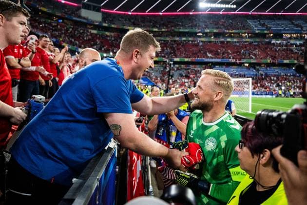240625 Goalkeeper Kasper Schmeichel of Denmark celebrates with fans after the UEFA EURO, EM, Europameisterschaft,Fussball 2024 Football Championship match between Denmark and Serbia on June 25, 2024 in Munich. Photo: Mathias Bergeld BILDBYRAN kod MB MB0940 fotboll football soccer fotball fotbolls-em europamästerskap em uefa euro uefa european football championship euro 2024 danmark denmark serbien serbia bbeng jubel publik Copyright: MATHIASxBERGELD BB240625MB116