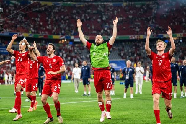 Sport Bilder des Tages Sport Bilder des Tages 240625 Yussuf Poulsen, Thomas Delaney, Christian Eriksen and Victor Kristiansen of Denmark celebrate after the UEFA EURO, EM, Europameisterschaft,Fussball 2024 Football Championship match between Denmark and Serbia on June 25, 2024 in Munich. Photo: Mathias Bergeld BILDBYRAN kod MB MB0940 fotboll football soccer fotball fotbolls-em europamästerskap em uefa euro uefa european football championship euro 2024 danmark denmark serbien serbia bbeng jubel Copyright: MATHIASxBERGELD BB240625MB117