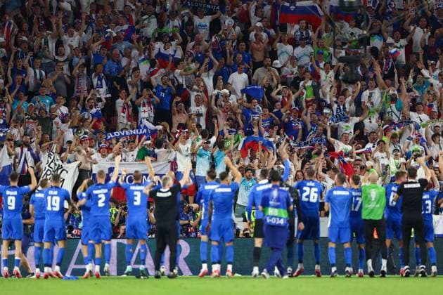 Slovenia fans celebrate with the players and staff after the full time whistle England v Slovenia, UEFA European Championship, EM, Europameisterschaft 2024, Group C, Football, Cologne Stadium, Cologne, Germany, 25 Jun 2024 EDITORIAL USE ONLY No use with unauthorised audio, video, data, fixture lists, club league logos or live services. Online in-match use limited to 120 images, no video emulation. No use in betting, games or single club league player publications. Copyright: xKieranxMcManus Shutterstockx 14555526el