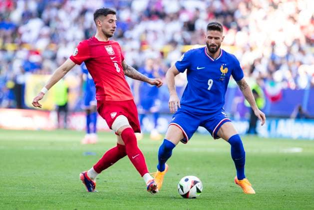 UEFA EURO, EM, Europameisterschaft,Fussball 2024: Frankreich - Polen; 25.06.2024 Jakub Moder (Polen, 8), Olivier Giroud (Frankreich, 9). UEFA EURO 2024: Frankreich - Polen; BVB Stadion Dortmund, Dortmund, am 25.06.2024 Copyright: xBEAUTIFULxSPORTS Meuselx