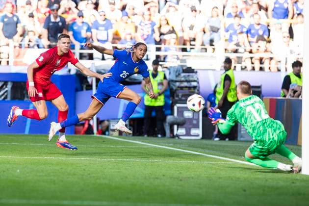 UEFA EURO, EM, Europameisterschaft,Fussball 2024: Frankreich - Polen; 25.06.2024 Lukasz Skorupski (Polen, 12) hält gegen Bradley Barcola (Frankreich, 25). UEFA EURO 2024: Frankreich - Polen; BVB Stadion Dortmund, Dortmund, am 25.06.2024 Copyright: xBEAUTIFULxSPORTS Meuselx