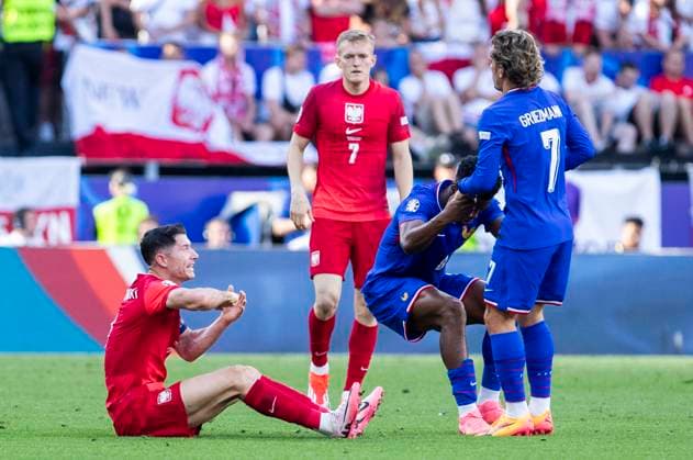 UEFA EURO, EM, Europameisterschaft,Fussball 2024: Frankreich - Polen; 25.06.2024 Robert Lewandowski (Polen, 9) beschwert sich am Boden sitzend. UEFA EURO 2024: Frankreich - Polen; BVB Stadion Dortmund, Dortmund, am 25.06.2024 Copyright: xBEAUTIFULxSPORTS Meuselx