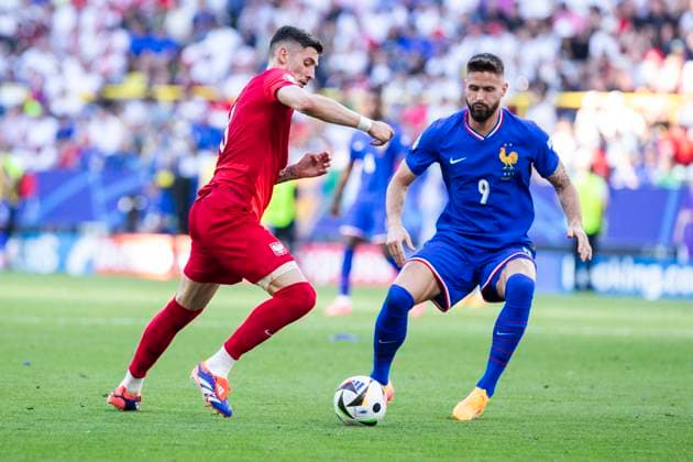 UEFA EURO, EM, Europameisterschaft,Fussball 2024: Frankreich - Polen; 25.06.2024 Jakub Moder (Polen, 8), Olivier Giroud (Frankreich, 9). UEFA EURO 2024: Frankreich - Polen; BVB Stadion Dortmund, Dortmund, am 25.06.2024 Copyright: xBEAUTIFULxSPORTS Meuselx