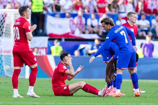UEFA EURO, EM, Europameisterschaft,Fussball 2024: Frankreich - Polen; 25.06.2024 Antoine Griezmann (Frankreich, 7) will Robert Lewandowski (Polen, 9) aufhelfen. UEFA EURO 2024: Frankreich - Polen; BVB Stadion Dortmund, Dortmund, am 25.06.2024 Copyright: xBEAUTIFULxSPORTS Meuselx