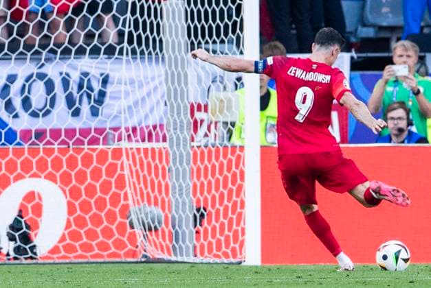 UEFA EURO, EM, Europameisterschaft,Fussball 2024: Frankreich - Polen; 25.06.2024 Robert Lewandowski (Polen, 9) erzielt das Tor zum 1:1 Ausgleich per Elfmeter. UEFA EURO 2024: Frankreich - Polen; BVB Stadion Dortmund, Dortmund, am 25.06.2024 Copyright: xBEAUTIFULxSPORTS Meuselx