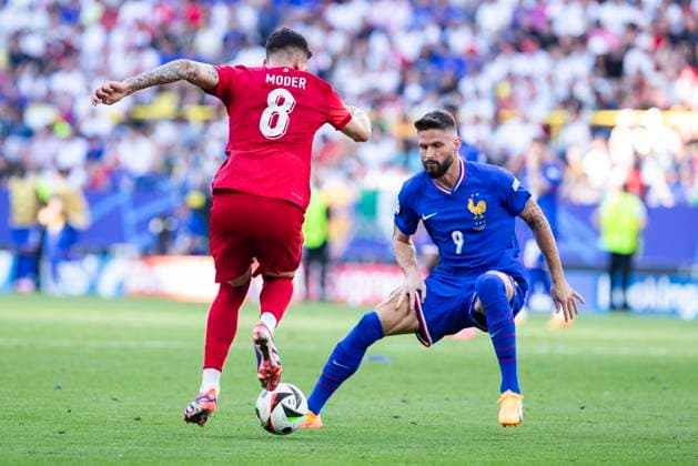 UEFA EURO, EM, Europameisterschaft,Fussball 2024: Frankreich - Polen; 25.06.2024 Jakub Moder (Polen, 8), Olivier Giroud (Frankreich, 9). UEFA EURO 2024: Frankreich - Polen; BVB Stadion Dortmund, Dortmund, am 25.06.2024 Copyright: xBEAUTIFULxSPORTS Meuselx