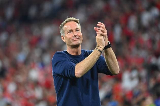 Schlussjubel,Kasper HJULMAND (Trainer, DEN), klatscht Applaus zu den Fans,Fussballfans. Einzelbild,angeschnittenes Einzelmotiv,Halbfigur,halbe Figur. Gruppenphase Gruppe C Daenemark (DEN) - Serbien (SRB) 0-0 am 25.06.2024, Fussball Arena Muenchen. Fussball UEFA EURO, EM, Europameisterschaft,Fussball 2024 GERMANY vom 14.06.2024 - 14.07.2024.