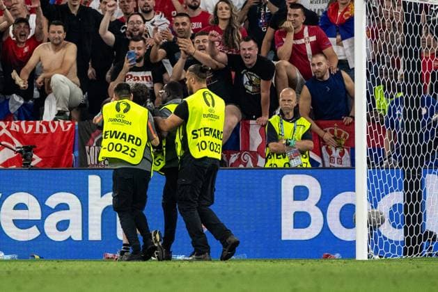 UEFA EURO, EM, Europameisterschaft,Fussball 2024: Dänemark - Serbien; 25.06.2024 Steward mit dem Mann der auf dem Rasen gelaufen ist , Flitzer. UEFA EURO 2024: Dänemark - Serbien; Munich Football Arena, München; 25.06.2024 Copyright: xBEAUTIFULxSPORTS Buriakovx