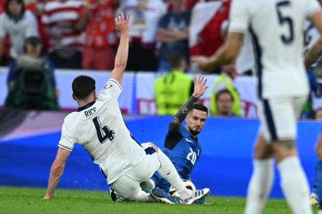 Declan Rice (England)Petar Stojanovic (Slovenia) during the UEFA EURO, EM, Europameisterschaft,Fussball Germany 2024 match between England 0-0 Slovenia at Cologne Stadium on June 25, 2024 inCologne, Germany. Noxthirdxpartyxsales  (257670811)